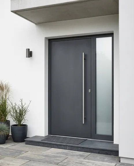 Moderne Haustür in Anthrazit mit Seitenteil