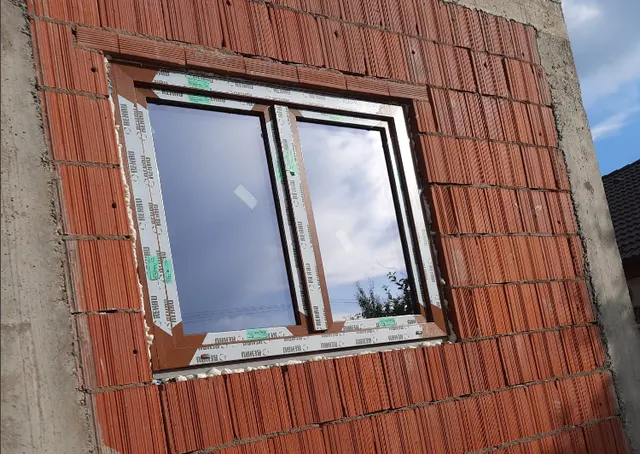 Neues Kunststofffenster in Eichenoptik, Außenansicht am Rohbau