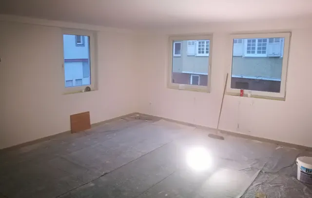 Renovierter Innenraum mit neuen weißen Fenstern